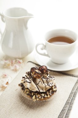 Tatlı kek vanilyalı krema ve fındık ile