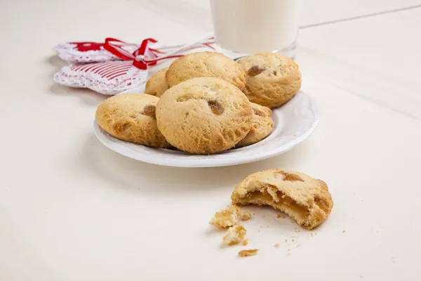 Deliciosos biscoitos de maçã na mesa de madeira com decorações de coração — Fotografia de Stock