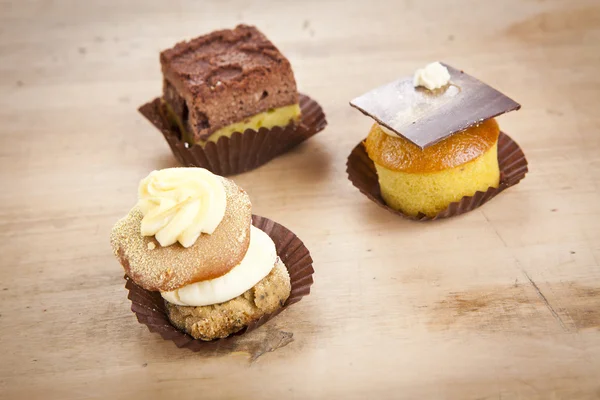 Heerlijke cupcake gebak op houten achtergrondtabel — Stockfoto