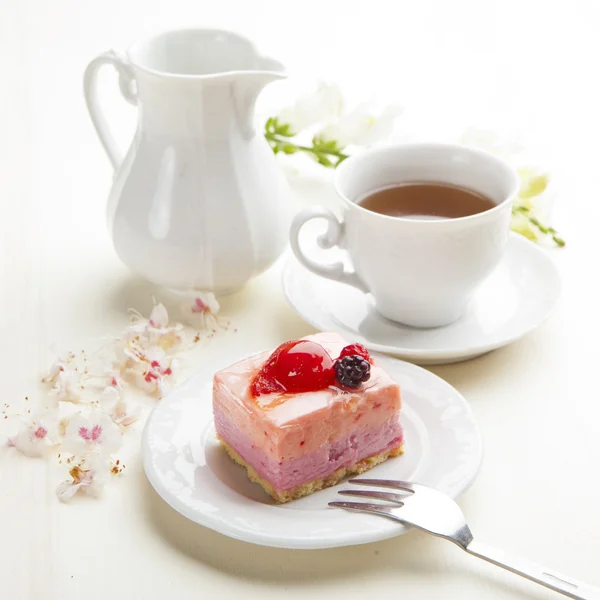 เบอร์รี่สีชมพูที่สวยงาม ขนมเค้กเล็ก ๆ กับชา — ภาพถ่ายสต็อก