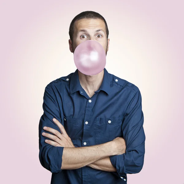 En man med ett tuggummi — Stockfoto