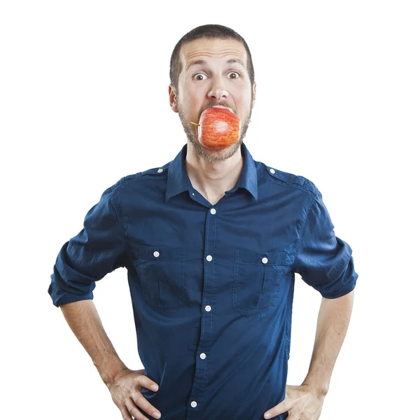 Neşeli güzel adam yeme elma, beyaz arka plan üzerinde izole — Stok fotoğraf