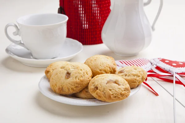 Deliciosos biscoitos de maçã na mesa de madeira com decorações de coração — Fotografia de Stock