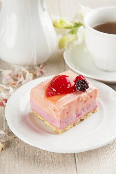 Mooie roze bessen gebak, weinig cake met thee — Stockfoto
