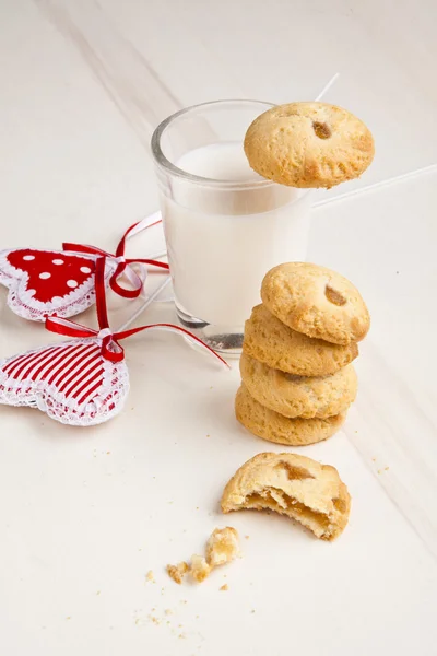 Deliciosos biscoitos de maçã na mesa de madeira com leite — Fotografia de Stock