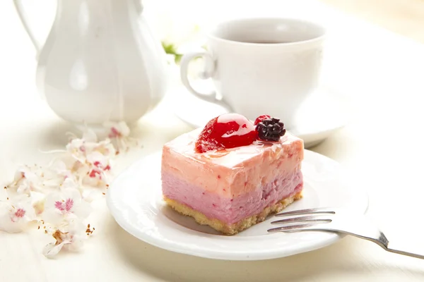 Beautiful pink berries pastry, little cake with tea — Stock Photo, Image