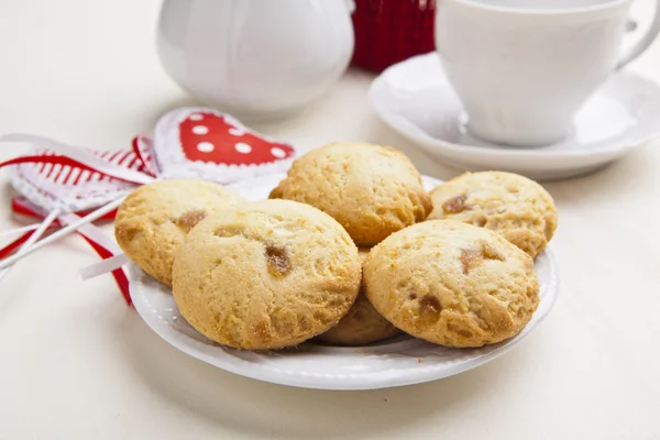 Deliciosos biscoitos de maçã na mesa de madeira com decorações de coração — Fotografia de Stock