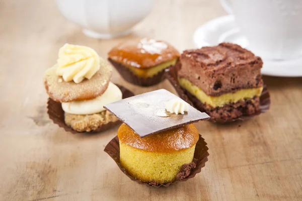 Heerlijke cupcake gebak op houten achtergrondtabel — Stockfoto