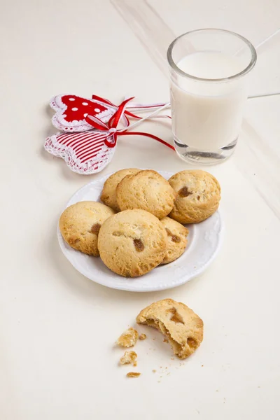 Delicious apple biscuits on wooden table with milk — Stock Photo, Image