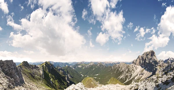 Beautiful scenic view of the dolomites mountain, italy — Stock Photo, Image