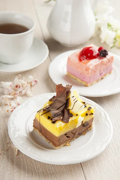 Beautiful pastry, little colorful sweet cakes with tea — Stock Photo, Image