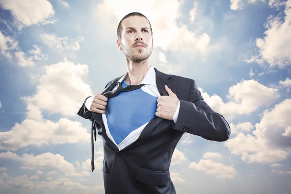 Joven hombre de negocios actuando como un súper héroe y arrancándose la camisa — Foto de Stock