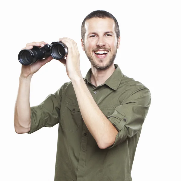 Νεαρός άνδρας που ψάχνουν με τα κιάλια, έκφραση χαρούμενο πρόσωπο — Φωτογραφία Αρχείου