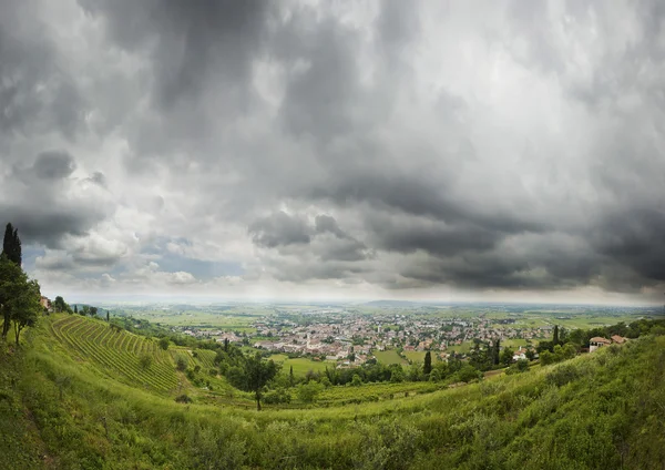 Vue panoramique de la tempête sur la petite ville en italie, cormons — Photo