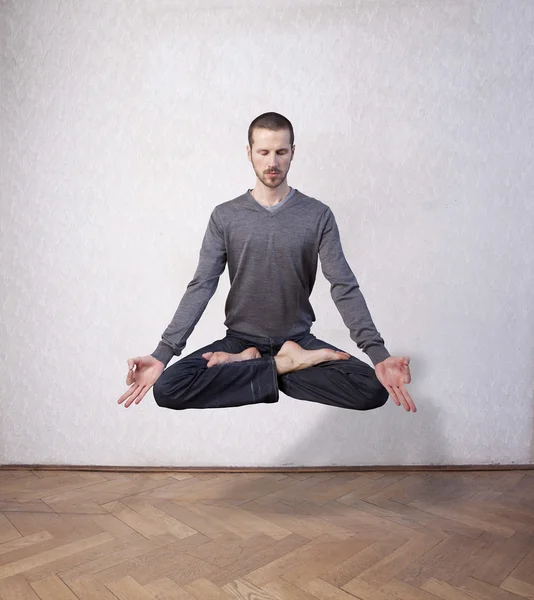 Mladý muž levitující v pozici jógy, meditace — Stock fotografie