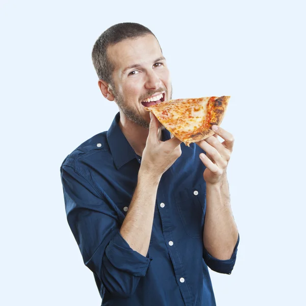 Портрет молодого красивого человека, поедающего кусочек пиццы Маргарита — стоковое фото