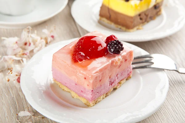 Hermosa pastelería, pequeños pasteles dulces de colores con té —  Fotos de Stock