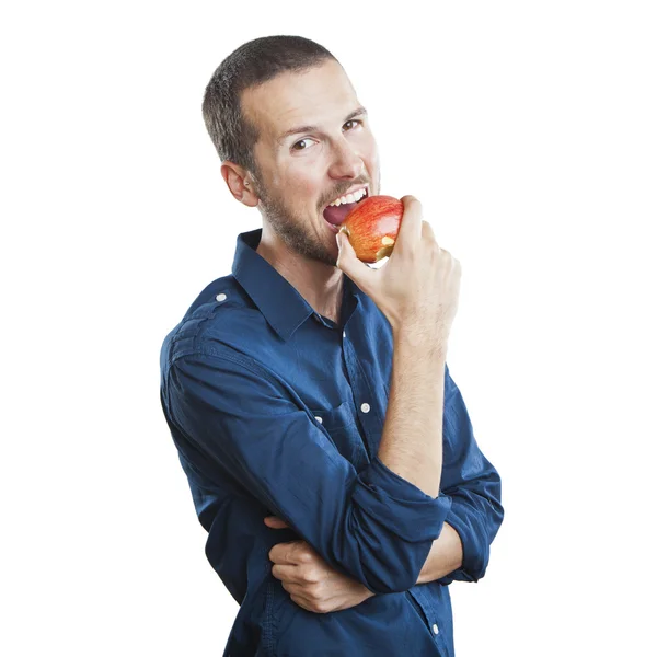 Vrolijke mooie man eten apple, geïsoleerd op witte achtergrond — Stockfoto