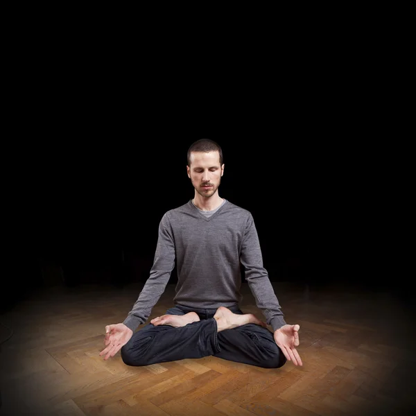 Ung man mediterar i yoga position, meditation — Stockfoto