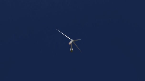 Wind turbine offshore vlucht animatie hd — Stockvideo