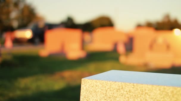 Nő látogatások sírját a temetőben — Stock videók
