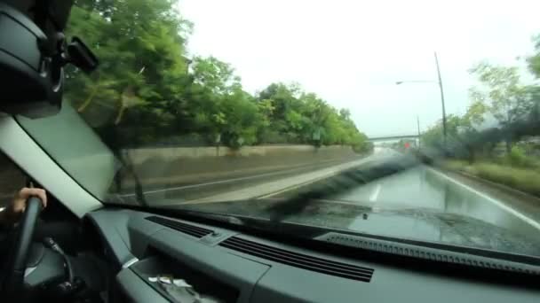 Condução à chuva — Vídeo de Stock