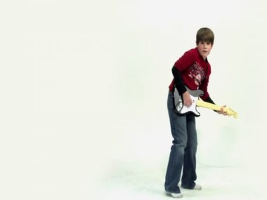 bir çocuk bir gitar video oyunu oynar.