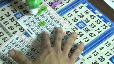 bir adam işaretleri-bingo kartlarını kapalı