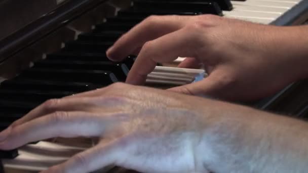 Tocando piano — Vídeo de Stock