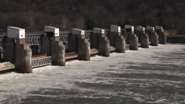 Ein Damm auf einem Fluss. — Stockvideo