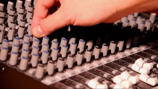 Ajustando os níveis em um mixer de áudio — Vídeo de Stock