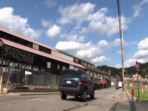 Una antigua fábrica abandonada en Ambridge, PA . — Vídeo de stock