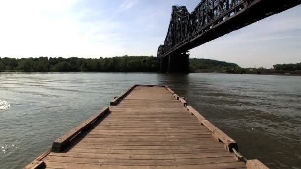 Док качается вверх и вниз по реке Огайо . — стоковое видео