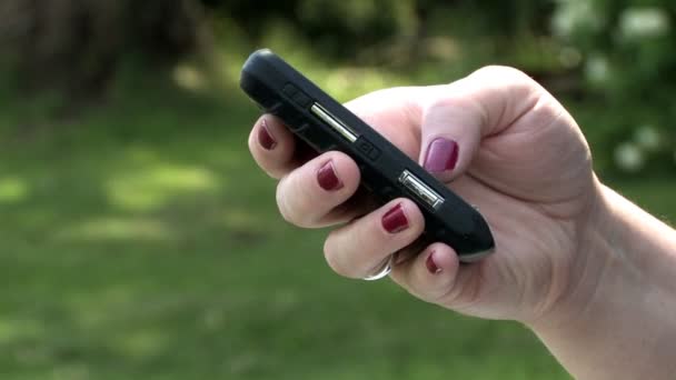 Una donna scrive su un cellulare . — Video Stock