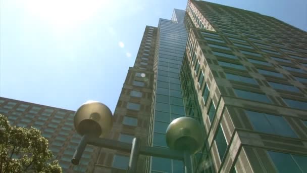 Een hoog kantoorgebouw in het centrum van — Stockvideo