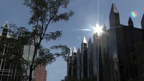 El sol se refleja en las agujas en la parte superior de PPG Place — Vídeo de stock