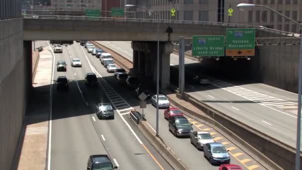 Traffic in downtown Pittsburgh, Pennsylvania — Stock Video