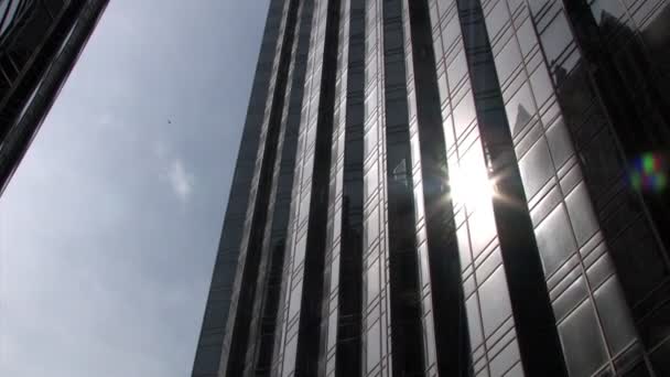 Sonne reflektiert die Kirchtürme auf dem Platz ppg — Stockvideo