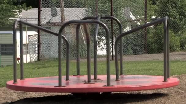 Un carrusel vacío gira en un parque infantil — Vídeos de Stock