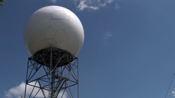 En time-lapse skott av molnen reser bakom en doppler radar kupol — Stockvideo