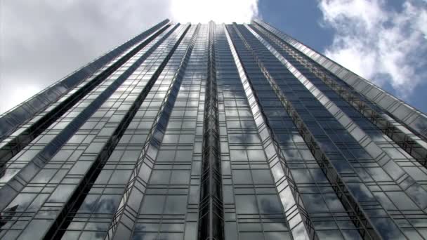 Riflessioni nuvolose dall'edificio PPG — Video Stock