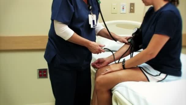 Getting blood pressure taken — Stock Video