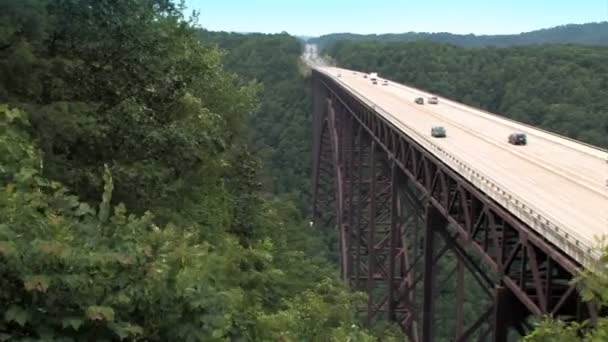 Le pont des gorges de la rivière New qui enjambe la rivière New . — Video