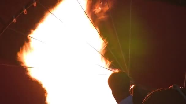 Ein Heißluftballon wird mit Propangas aufgeblasen — Stockvideo