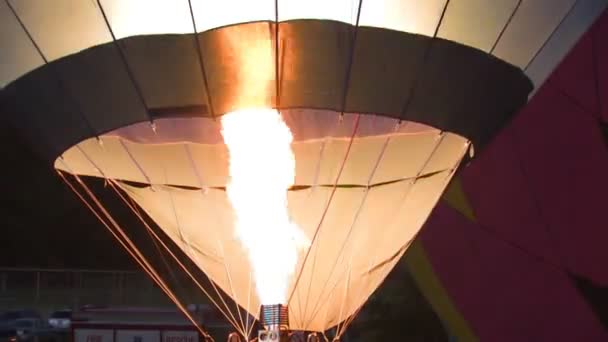 Un globo de aire caliente se infla con gas propano — Vídeos de Stock