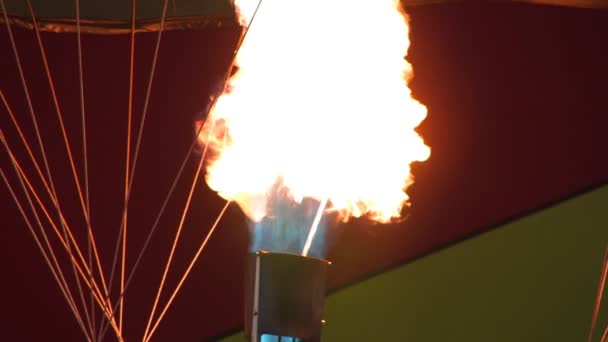 Un globo de aire caliente se infla con gas propano — Vídeos de Stock