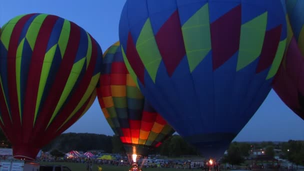 Ein Heißluftballon wird mit Propangas aufgeblasen — Stockvideo