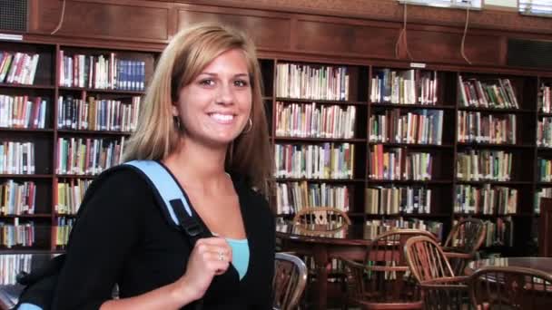 Een vertrouwen student kijkt trots naar de camera en glimlach — Stockvideo