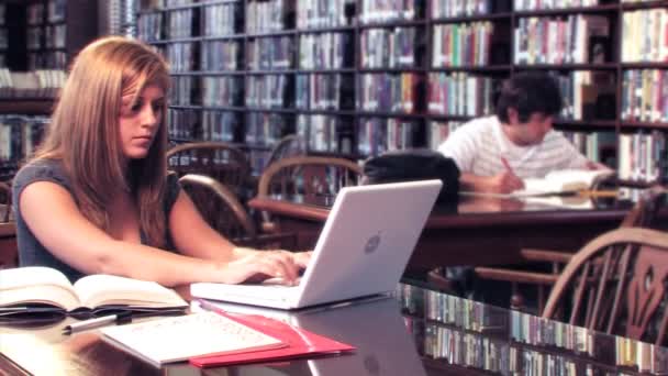 Студенты учатся в библиотеке — стоковое видео