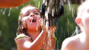 genç bir çocuk suda çalış